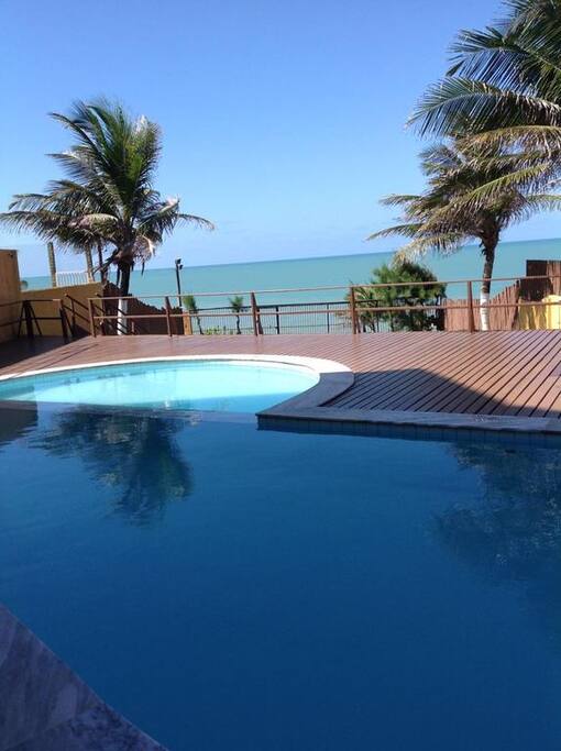 Piscina e vista para o mar