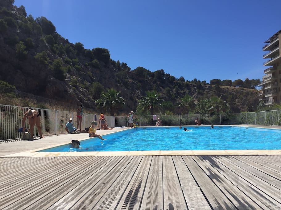 Piscine de la résidence accessible avec bracelet pour tous nos hôtes ..