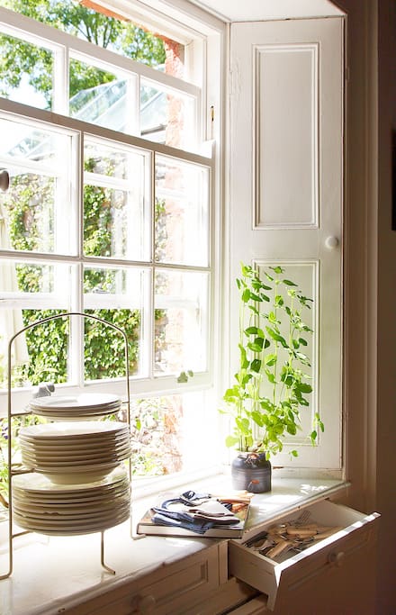 BALLILOGUE HOUSE - ELEGANT SASH WINDOW IN FARMHOUSE KITCHEN