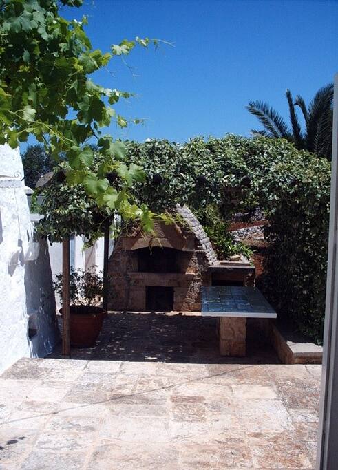 patio a Sud di fronte alla cucina con forno a legna e barbecue