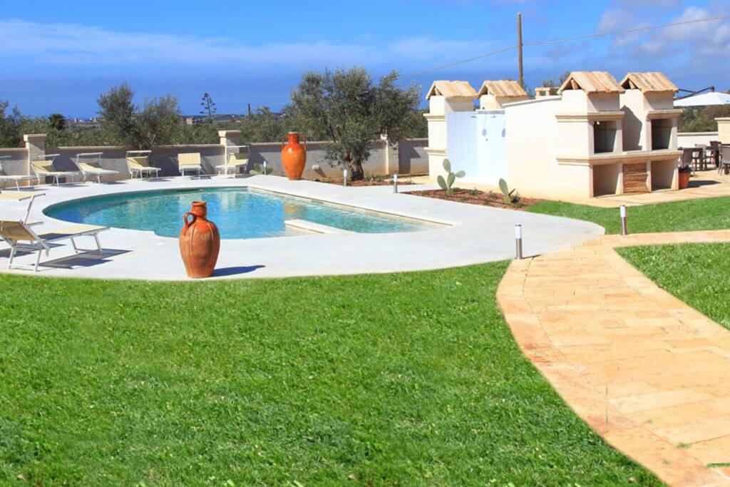 Il giardino, la piscina e la zona bbq.