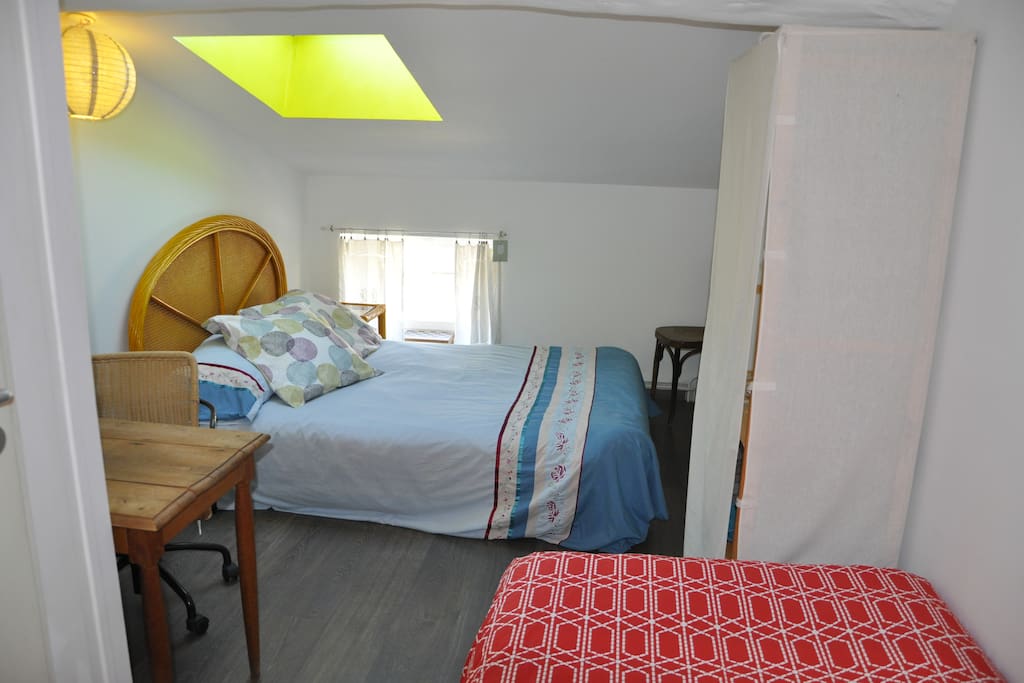 chambre avec lit double,