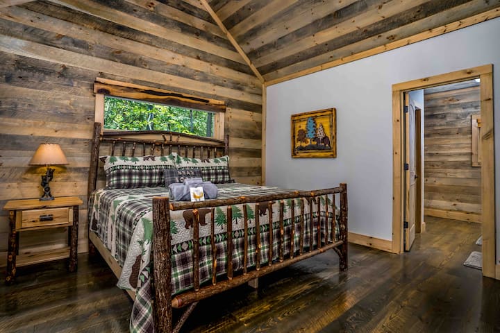 Hlavná spálňa s manželskou posteľou King, zatemňovacími závesmi a zatemňovacími tienidlami. Každá spálňa má 43-palcový televízor Samsung Smart. Každá spálňa má tiež stropný ventilátor. 