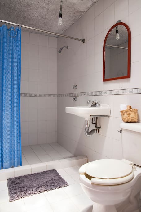 Baño Compartido en el segundo piso.
Shared Bathroom on the second floor.