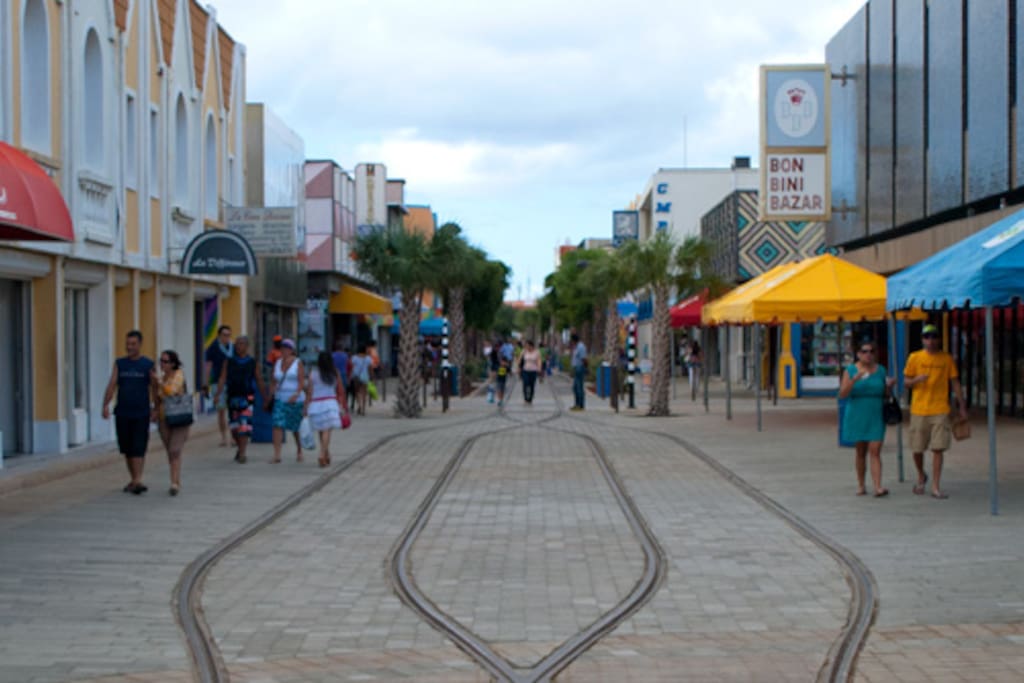 calle principal de Aruba a 2 minutos.