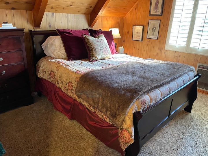 Спалня за гости с двойно легло плюс камина.