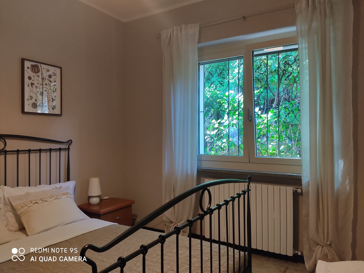 Втора спалня с изглед към градината.