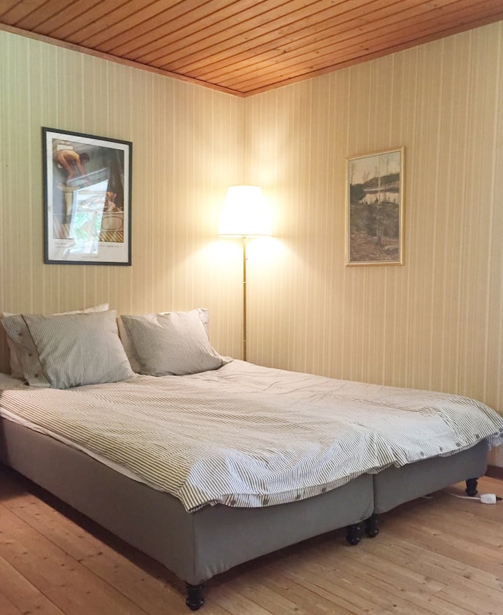 Una nueva cama doble en la casa principal. 