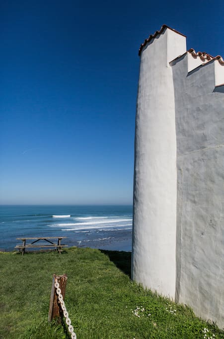 Juste au pied du Phare