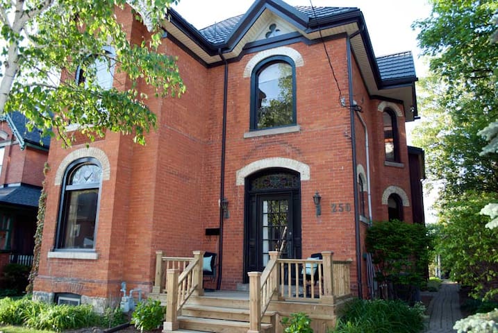 Secluded Private Loft in Victorian Home w/Parking