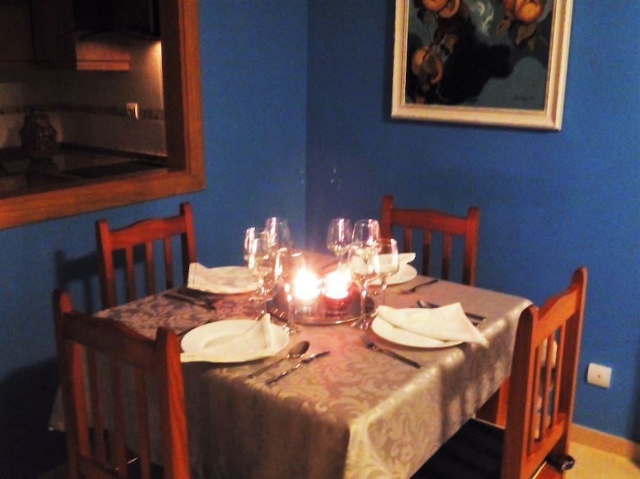 Comedor con vajilla y cristalería de calidad.