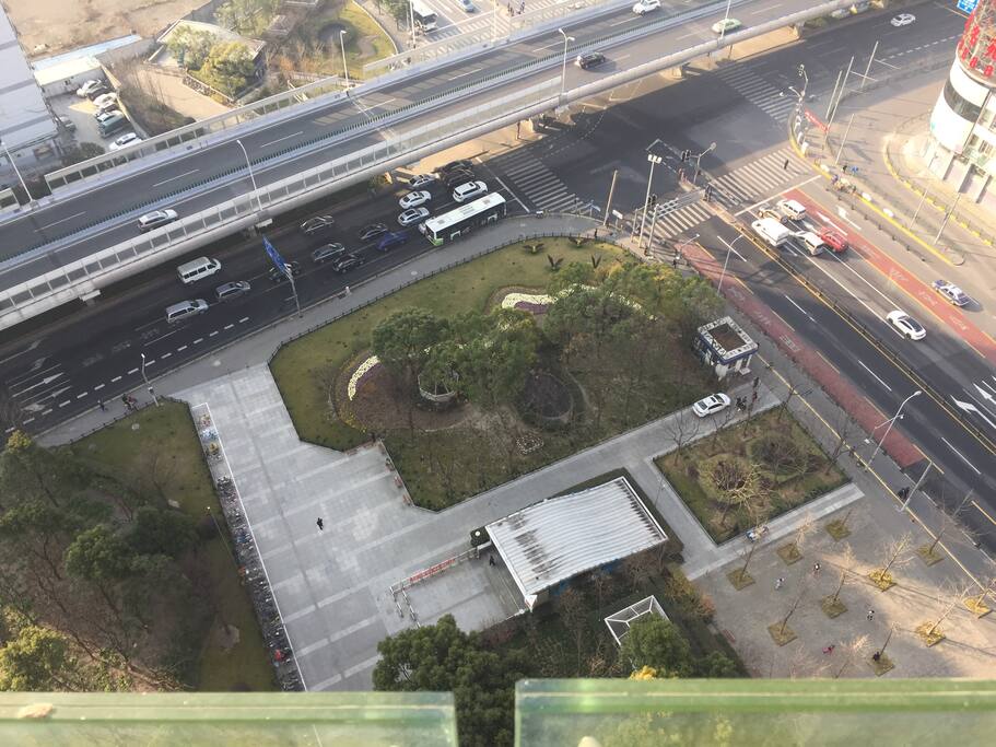 楼下就是西藏南路地铁站1号出口