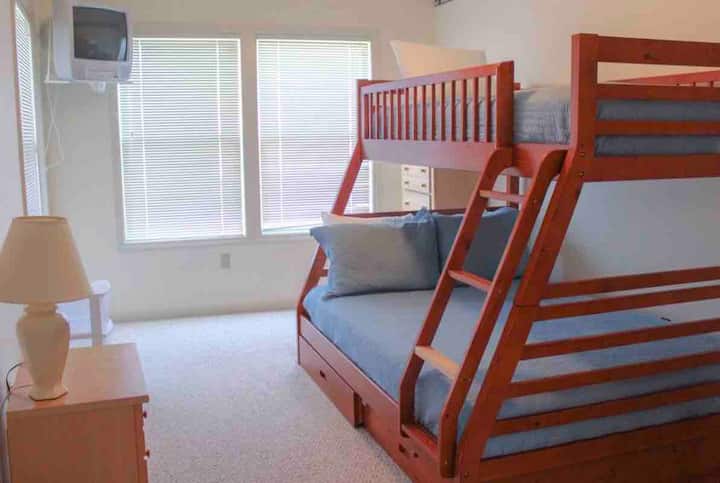 Chumba cha kulala chini kilicho na ghorofa ya chini na kitanda pacha cha juu 