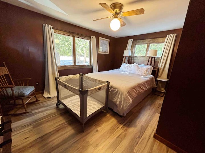 غرفة نوم (في الطابق السفلي) بسرير بحجم كبير ومرتبتين 5 بوصة من الإسفنج المرن القابل للطي (مخزنة في الخزانة)