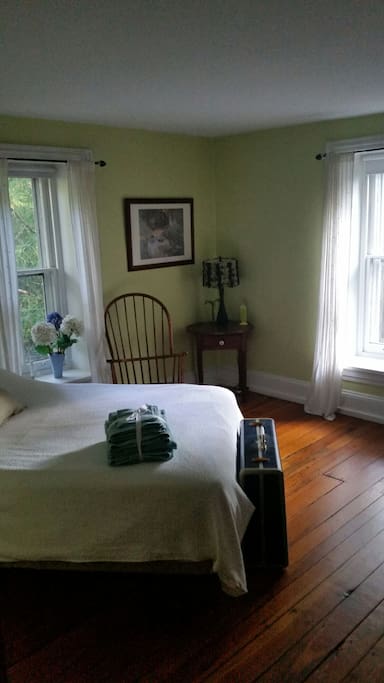 "MainLine" Guest Bedroom