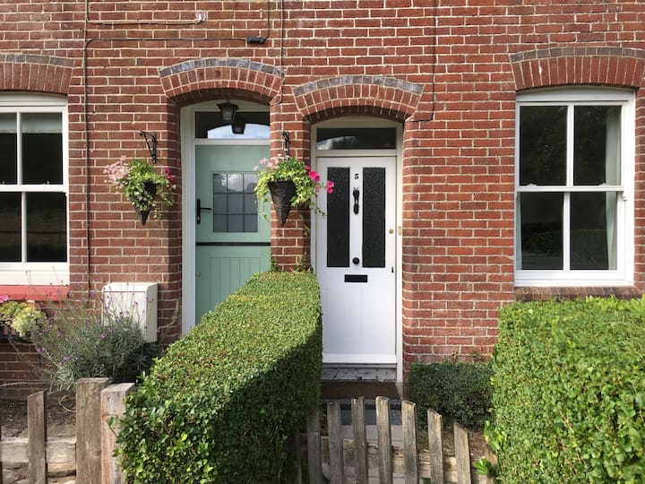 Riverside Cottage, A cosy home near Winchester Cottages for Rent in