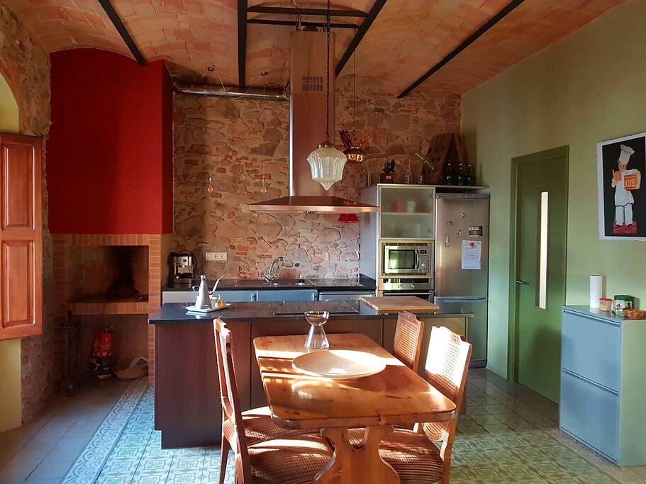 Cocina con barbacoa, comedor con puerta al lavadero.