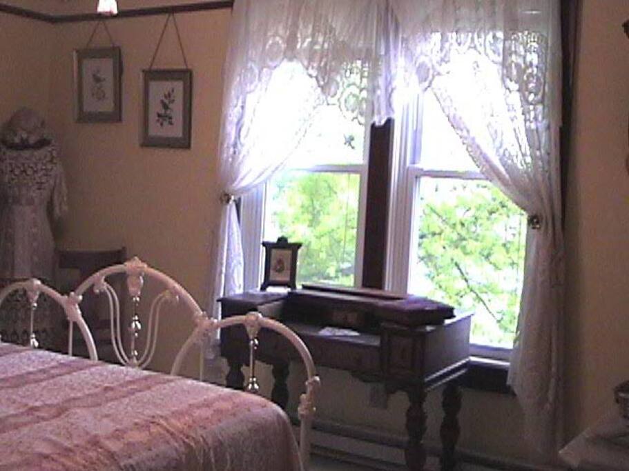 Queen Elizabeth Room, Queen size bed, large private bath across hall
