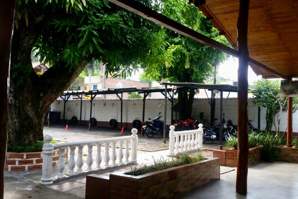 Zona de parqueadero cubierto