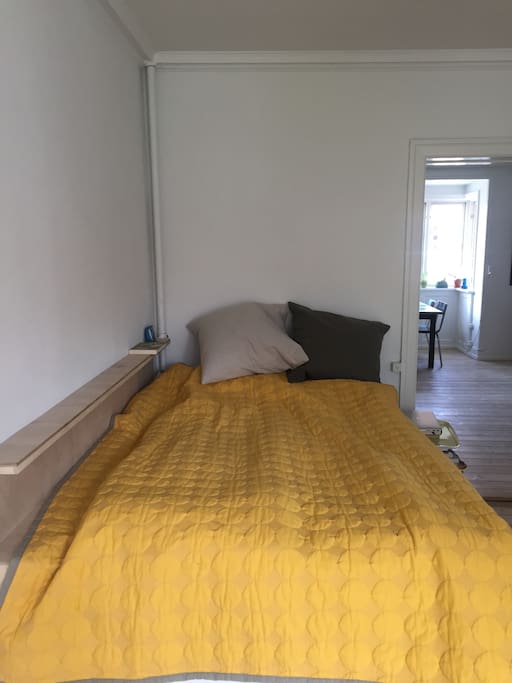 The bed in the nice and lightfull bedroom