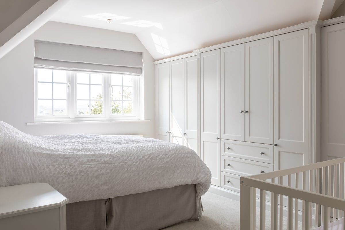 تحتوي غرفة النوم الرئيسية على سرير بمقاس كبير وسرير أطفال وتحتوي على غرفة استحمام داخلية