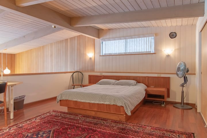 "Crow 's Net" საძინებლის ზემოთ, ორიგინალური MCM 152x203 სმ ზომის საწოლით და მცურავი ღამის სადგამებით. ეს არის ღია ლოფტი, რომელიც სასტუმრო ოთახს გადაჰყურებს.