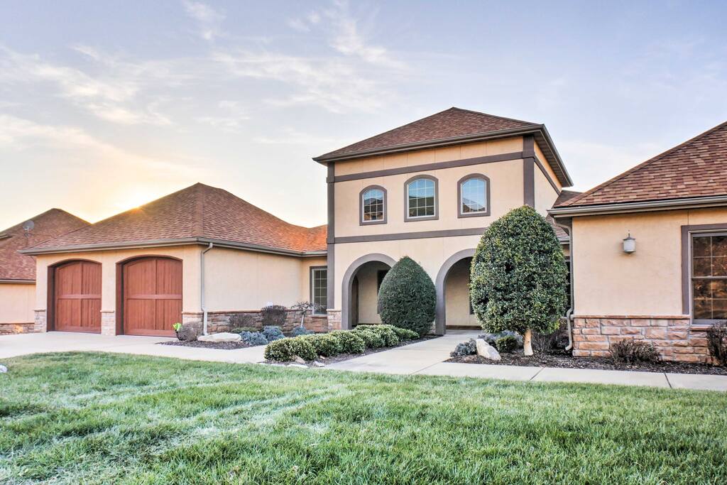 Escape to this beautiful 3-bedroom, 2.5-bathroom vacation rental villa on your next trip to Hollister, Missouri.