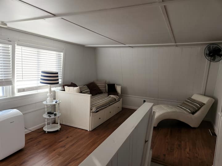 Segundo loft de sala de estar. ¡Esto se abre a una cama tamaño king!