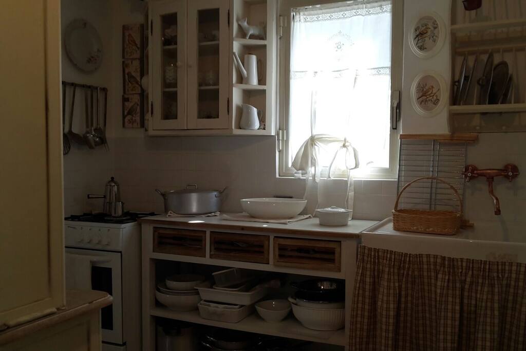 La cucina, piccola ma dotata di tutto, frigorifero e forno elettrico, griglia per arrosti.