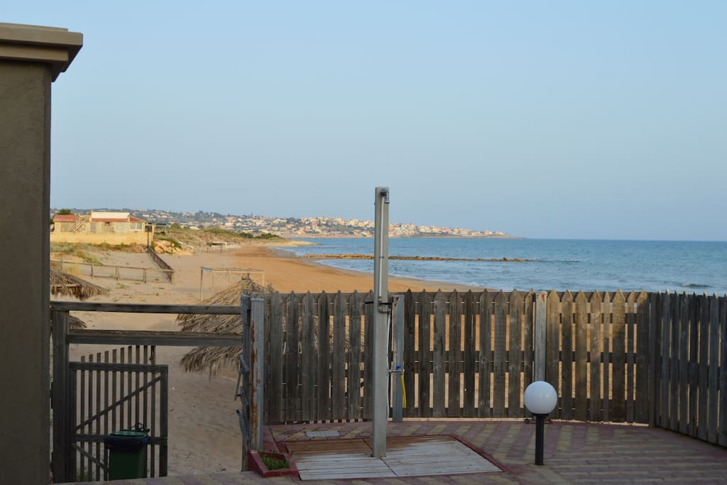 Accesso diretto in spiaggia e doccia fredda