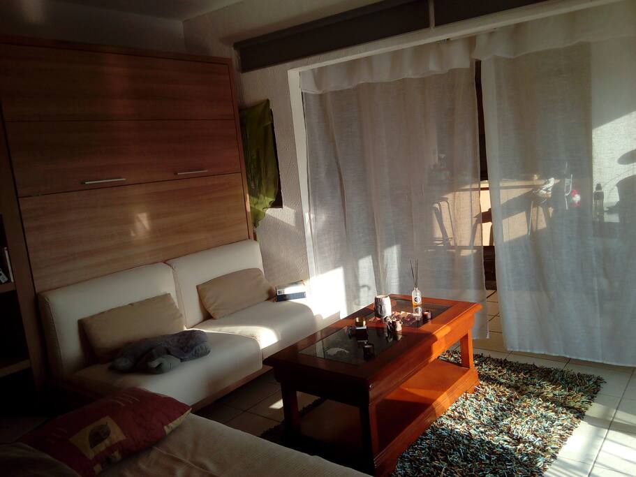 Le Lit encastrable avec vrai matelas est caché derrière le canapé blanc!