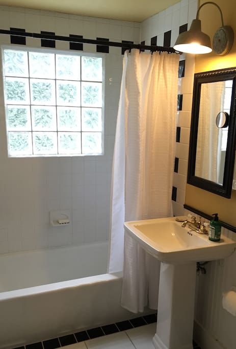 Upstairs full bathroom