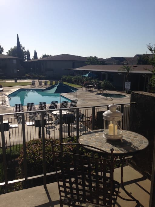 Patio tabel and chairs. Perfect for morning coffee or to watch the scenery.