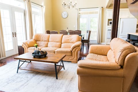 Successful Airbnb property: Big Beautiful Georgian Bay Family Cottage in Tiny