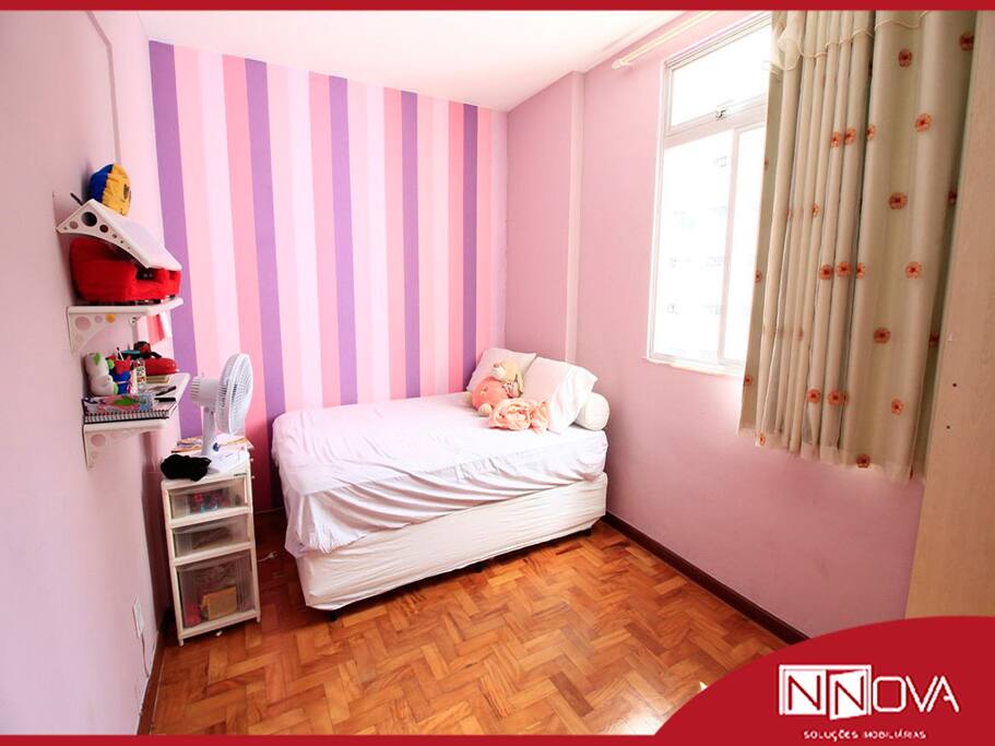 quarto uma cama de casal podendo colocar mais uma cama de solteiroc