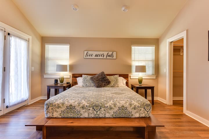 บ้านหลักห้องนอนหลักพร้อมเตียงขนาดคิงไซส์