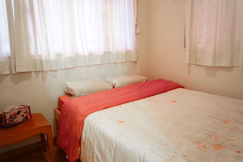 second bedroom-double bed (queen-size bed)