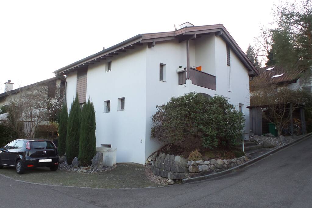 Das ist unser freistehendes Einfamilienhaus, in dem sich das Gästestockwerk befindet.