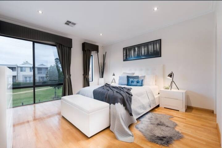 Near City Luxury Home with Park Views gallery image 5