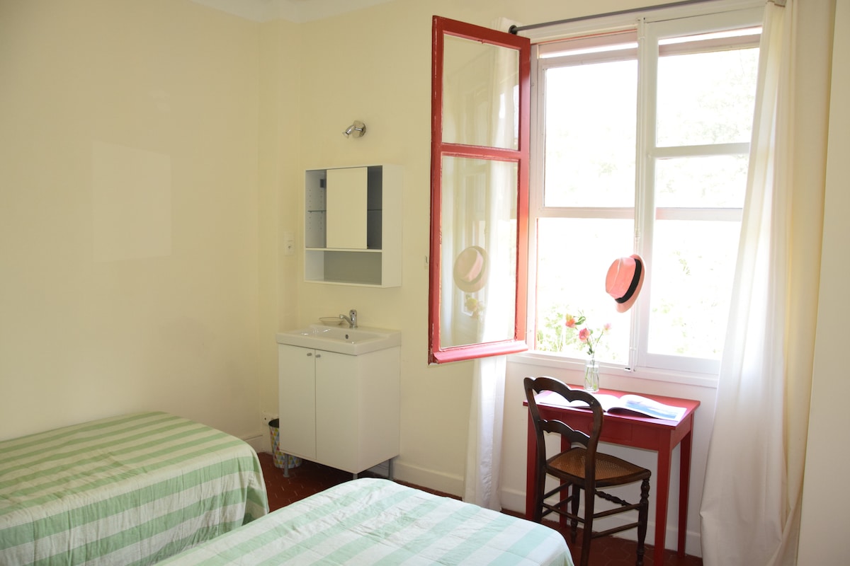 Chambre 4 : Sur l'arrière, chambre à deux lits simples (douche partagée avec une autre)