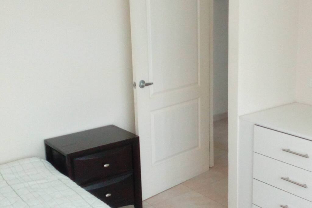 Cuartos con cama doble y aire acondicionado.
