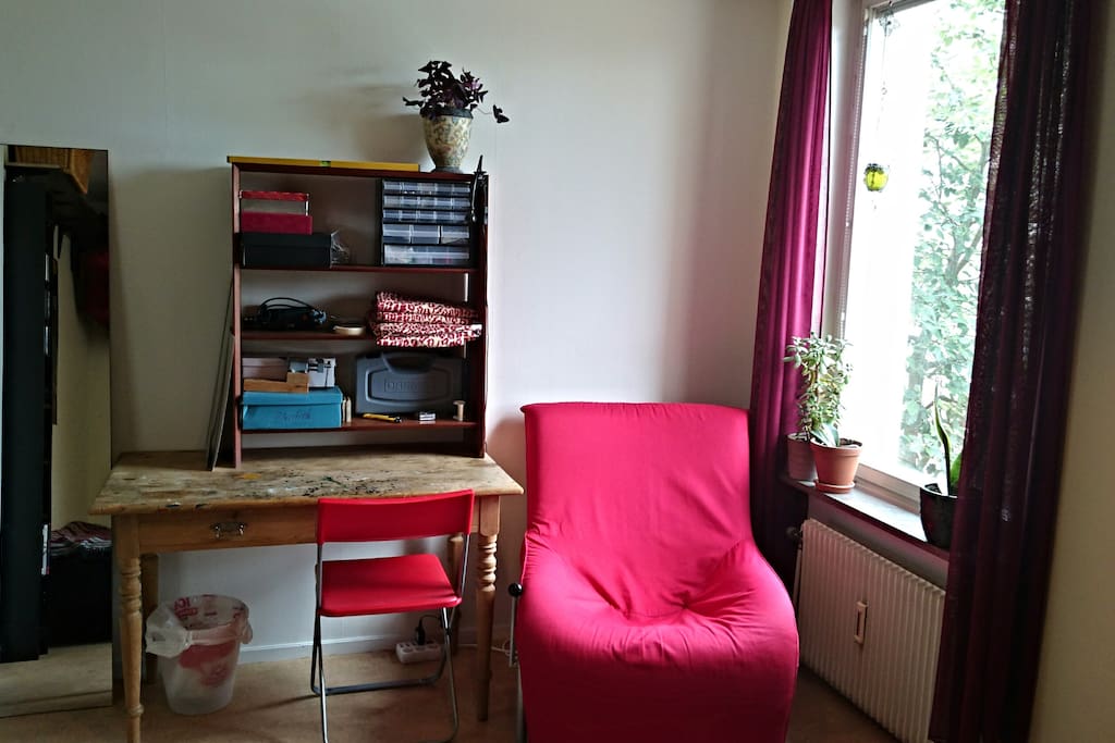 Since I use it as a workroom while I don't have any guests there are a few of my things in the room but no more than what you see in this picture.