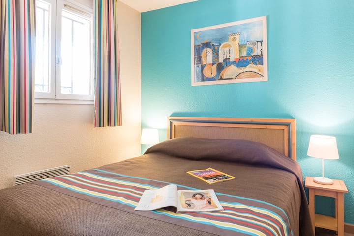 חדר עם מיטה זוגית