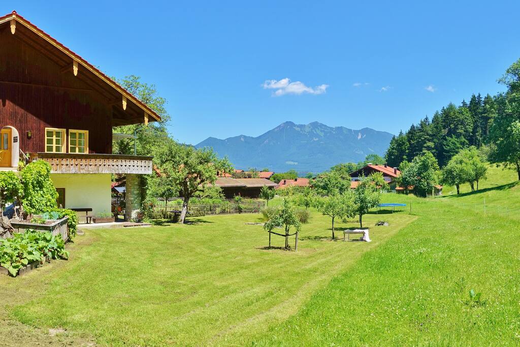 Eingang zur Ferienwohnung mit Aussicht auf die Berge