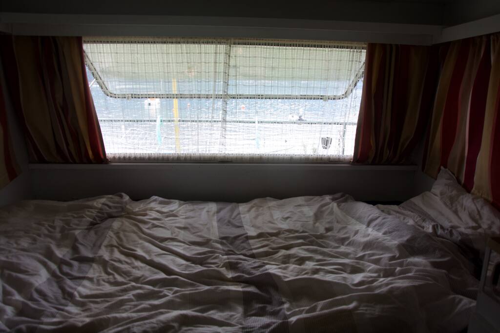 Bett 1