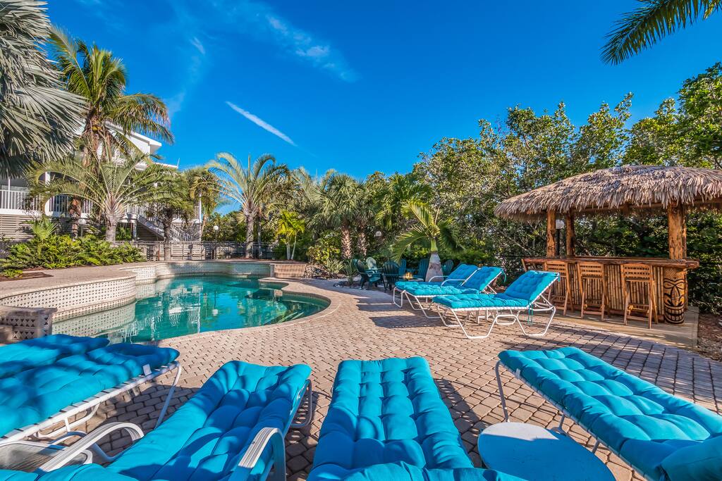 Enjoy our Enormouse Private Resort Style Pool w/ Your Own Tiki Private Bar!