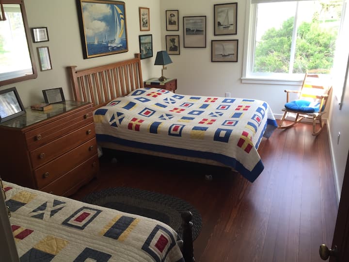 La chambre des garçons se trouve au deuxième étage.  Il surplombe l'aménagement paysager à flanc de colline.