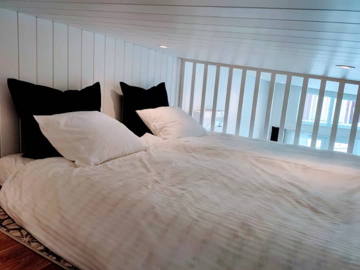 Loft: Rymliga, ljusa, luftiga och glada med lyxhotell standard sänglinne. Du kan inte stå upp på loftet men du kan sitta upprätt.
