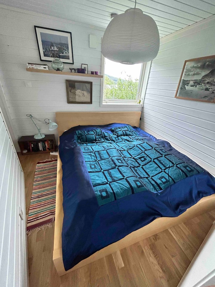 主卧配备加大双人床。提供滑动门衣柜。 