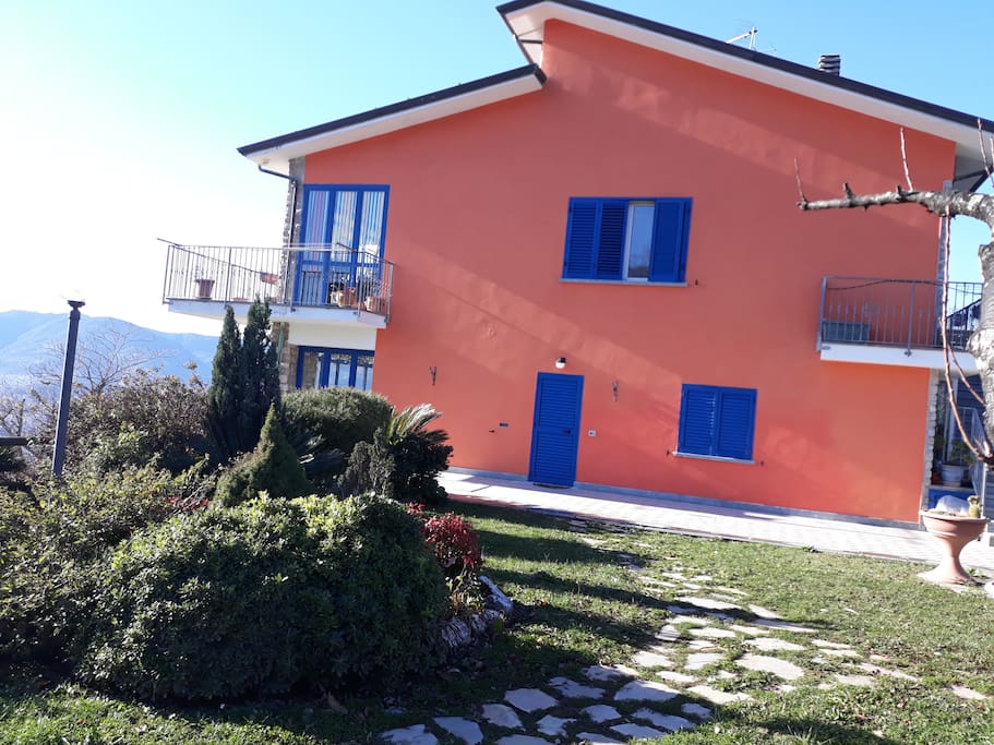una facciata della casa